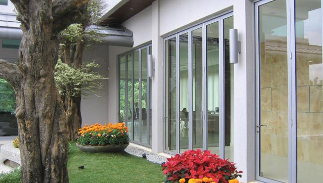 Centor E3 CLD hardware used in a home with bifold doors